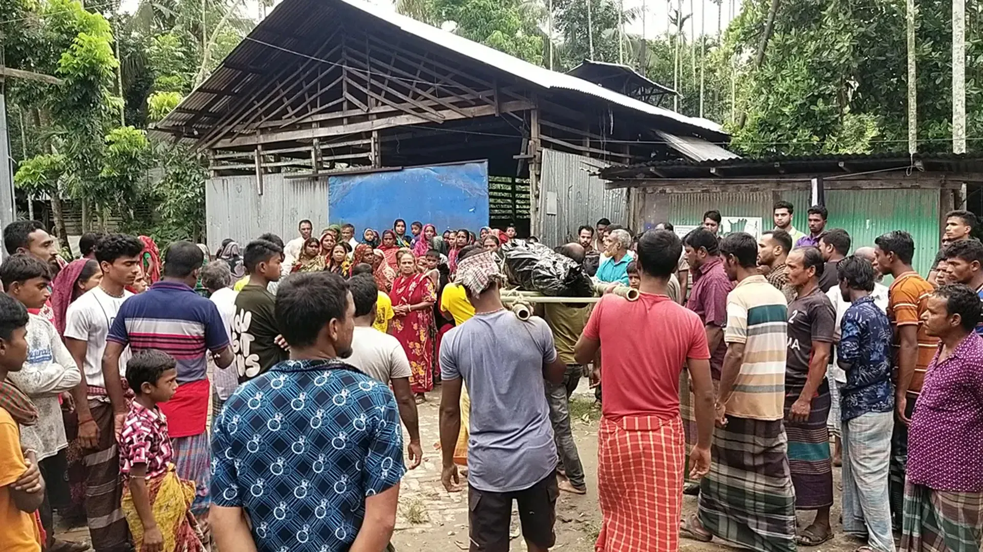 পিরোজপুরে মাল্টা বাগানে মিলল ব্যবসায়ীর বিবস্ত্র ঝুলন্ত মরদেহ